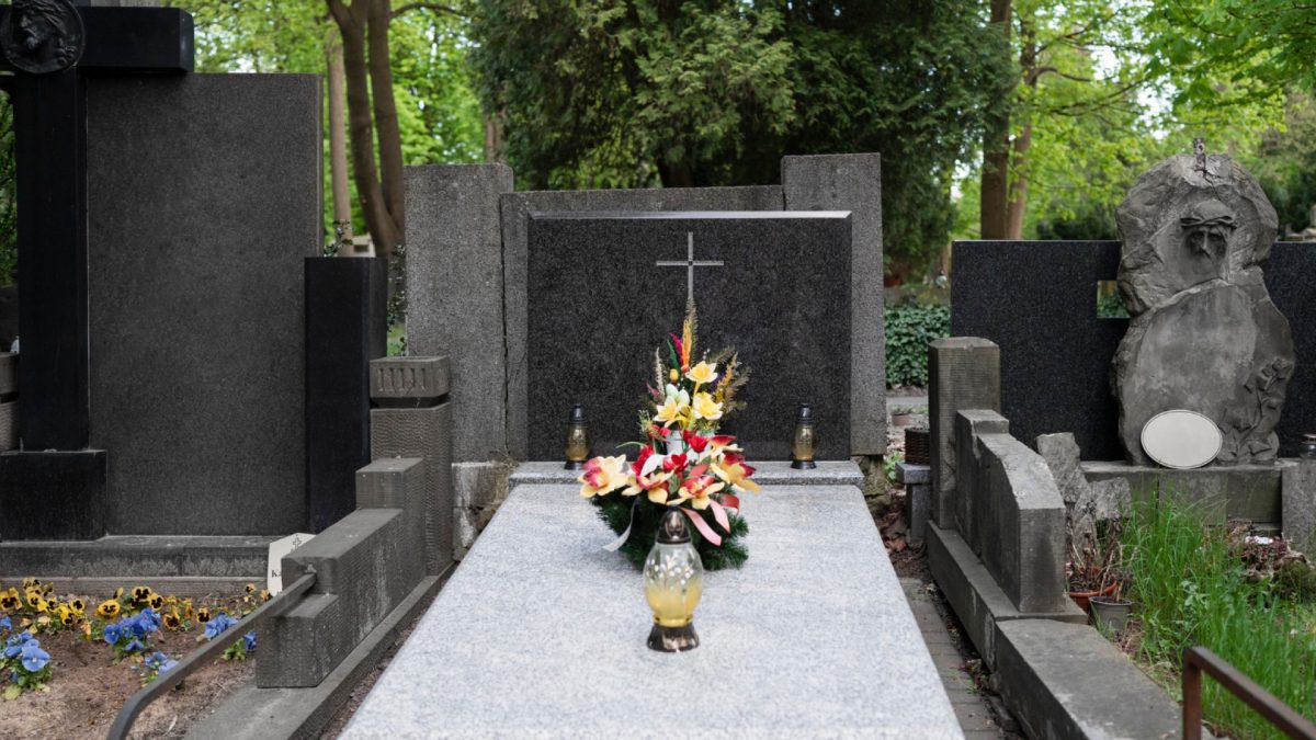 Comment choisir une plaque funéraire personnalisée en fonction de vos souhaits