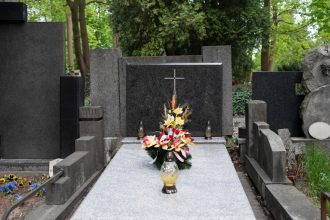 Comment choisir une plaque funéraire personnalisée en fonction de vos souhaits