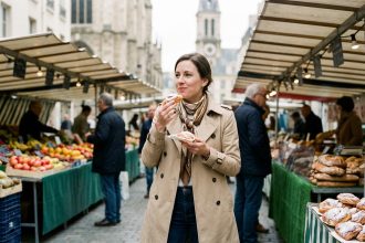 Femme élégante dégustant des pâtisseries à Paris