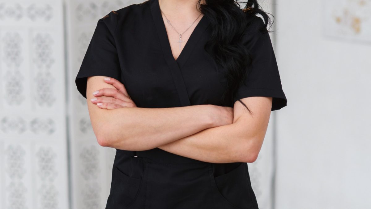 La blouse de travail en institut de beauté : bien plus qu'un simple uniforme