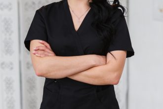 La blouse de travail en institut de beauté : bien plus qu'un simple uniforme